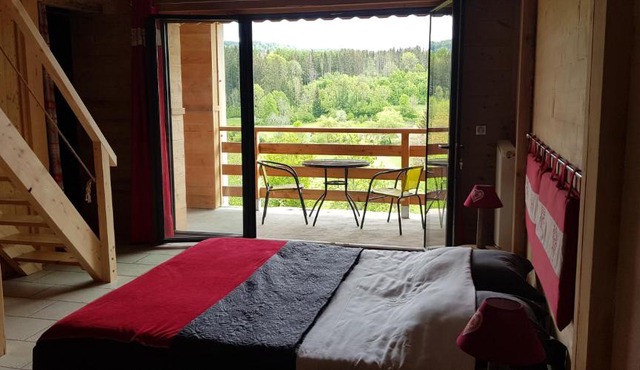 Le Jura en toutes saisons Piscine, SPA, location VTT, balades 2cv, climatisation