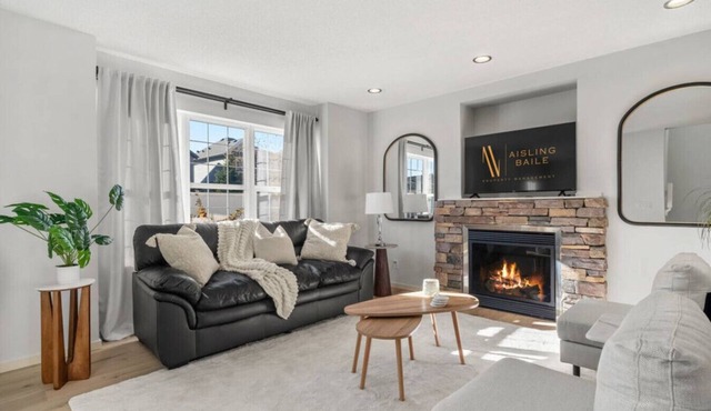 Le Mardi| Fire Pit | Fenced Backyard | AC