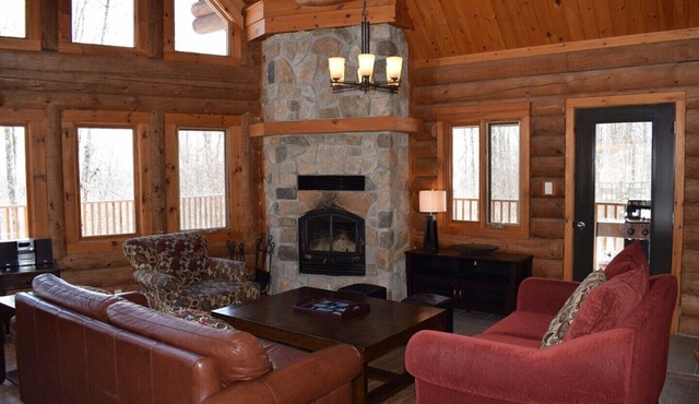 Le montagnard #057; Majestic log home in the wood and only 20 minutes from Mont-Tremblant