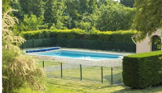 Le Morgon-Charming, peaceful farmhouse with swimming pool in wooded grounds