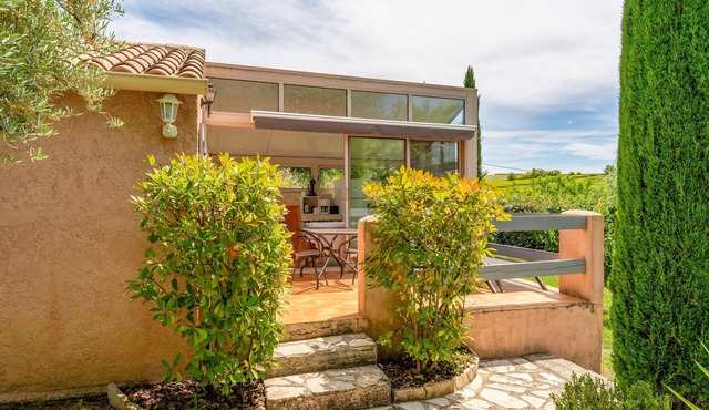 Le P'tit Chalet: shared pool, shared garden, and Wi-Fi