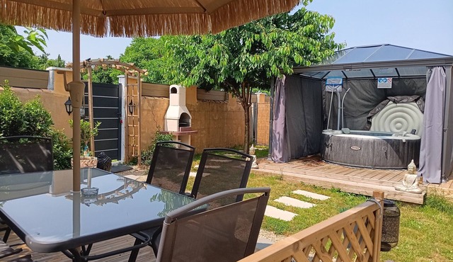 Le Petit Marais – Relaxation for Families with Jacuzzi, Garden, and Air Conditioning