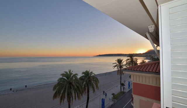 Le Provençal Appt: Facing the beach & the turquoise sea. A/C, 5pers max.