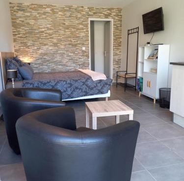 "Le Studio" climatisation Parking Privé Restauration Proche des lacs