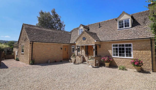 LEAFIELD COTTAGE, pet friendly, with a garden in Brockworth