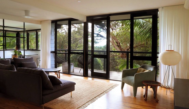 Leafy beachside retreat