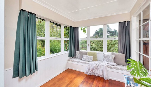 Leafy, quiet, rustic but so convenient. Close to CBD, beaches and forest.