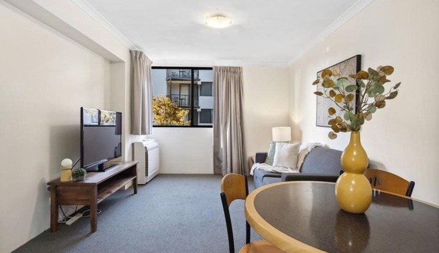 Leafy South Perth 1BR Apartment Walk to River & Ferry