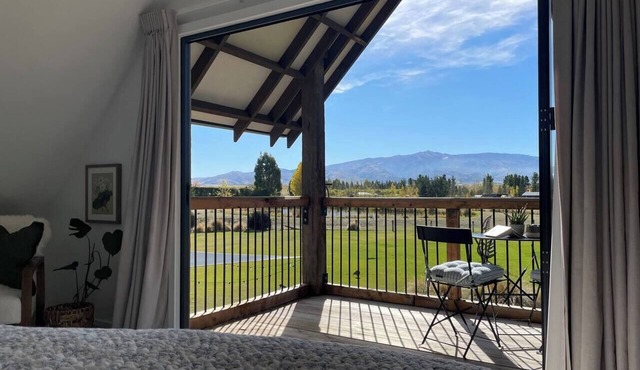 Leaning Rock Suite Kaihanu Lodge | Luxury B&B nr Clyde