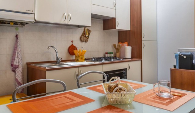 LEISURE & BUSINESS (Leisure & Business)