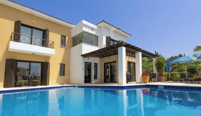 Lemon Tree Villa - Luxurious 3 Bed, 3 Bath Villa just 500m from Tala Village Square