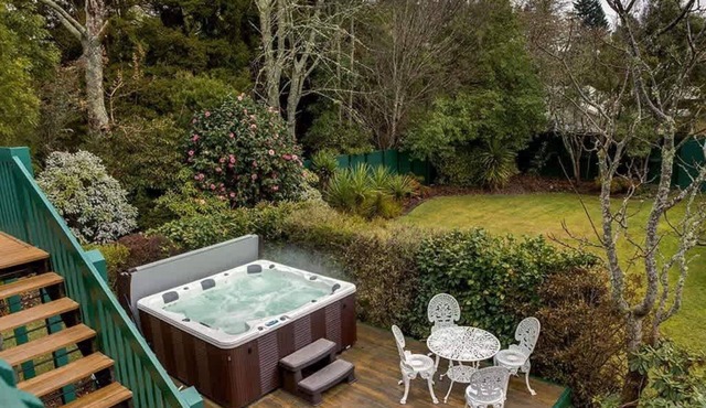 Leo's Place | Spacious Lynmore House with Spa Pool