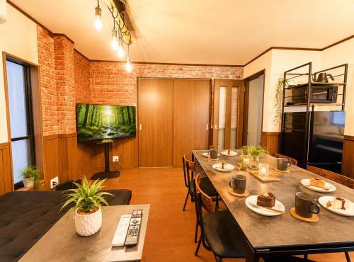 LEON RESORT HOTEL Max14people Shinosaka 1min Higashimikuni 4min Umeda 7min Nanba Shinsaibashi 14min USJ Great location Private House 最大14名 新大阪 新幹線 東三国 梅田 心斎橋 難波 立地最高 大阪観光
