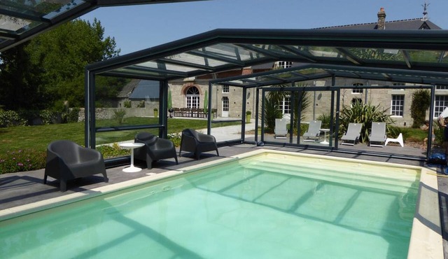 Les Ecuries: Cotentin Cottage with pool, billiards, fireplace, 5 bedrooms