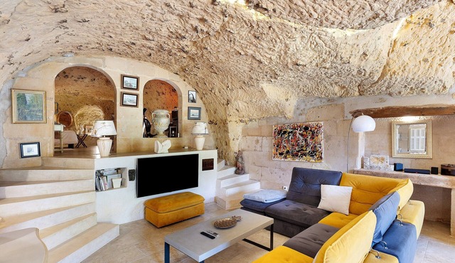 Les Iris – Unique Troglodyte House in Trôo