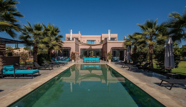 LES IRIS villa with private heated pool, SPA & Tennis court (5 rooms/10 pax)