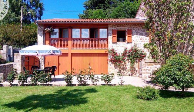 Les Myrtilles Cottage: Comfort and Calm, Pets Welcome, Shared Garden