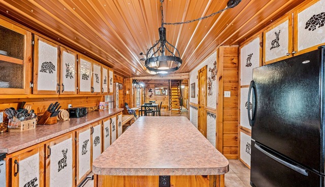 Less than 1 Mile from the National Park! 3BR w/Hot Tub | Fireplace | Cade's Cove