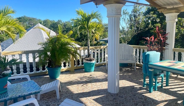 Less than 2 minute walk to beach in half moon bay and main strip in west end