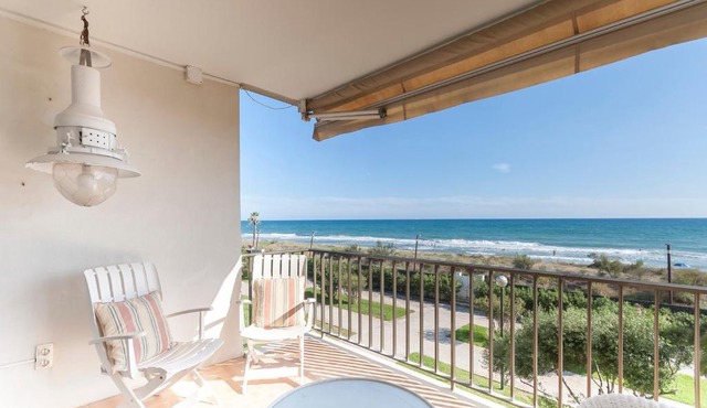LETS HOLIDAYS Beach front apartment in Gavà Mar, Pine Beach
