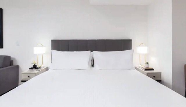 Level Seattle- Enjoy city views in our studio suite with one king bed, furnished kitchen and a deluxe bathroom.