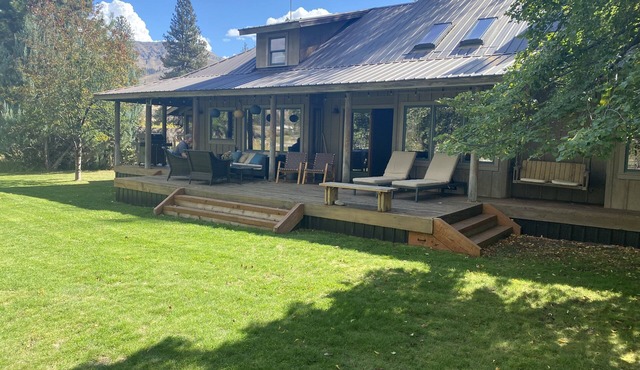 -Lewisia Lodge River Retreat