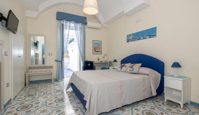 Libeccio - flat with terrace and sea view, perfect for up to 3 guests