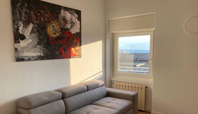 Libeccio, large sea view apartment a few steps from the train station