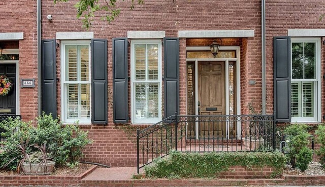 Liberty Street Redbrick Town & Carriage House, Sleeps 8, Private Parking