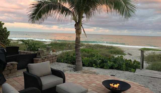 Licensed! DIRECT Oceanfront.Hot Tub with view .2 King Beds