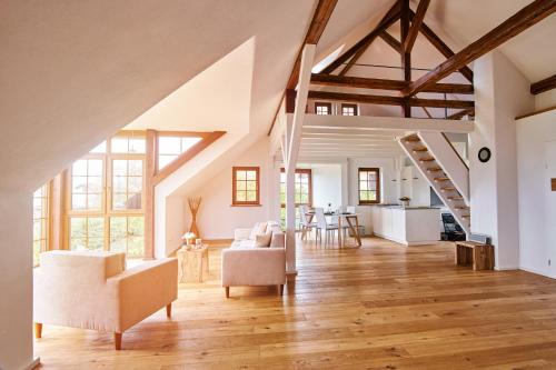 Lichtdurchflutetes Traum-Loft mit Panoramablick