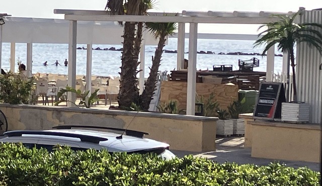 Lido beach front apartment