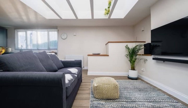 Light and spacious loft apartment in town centre
