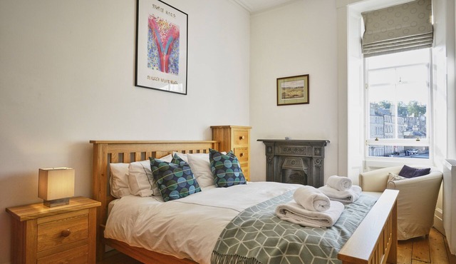 Light and spacious apartment, ideal for groups and families, close to centre