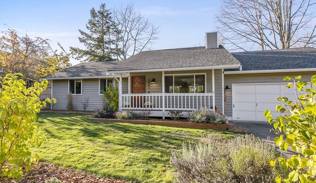 Light & bright 3-bedroom family home on quiet culdesac close to lake and trails