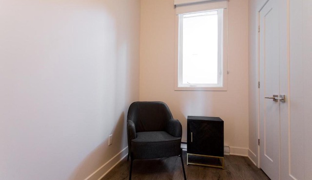 Light Filled 2 Bdr Unit in Mile End by Den Stays