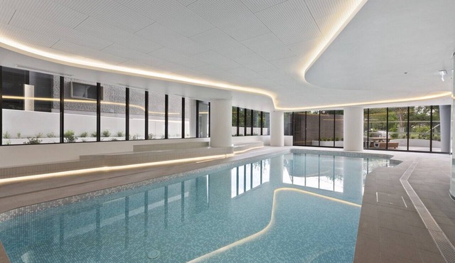 Light Filled Apartment by Albert Park Lake