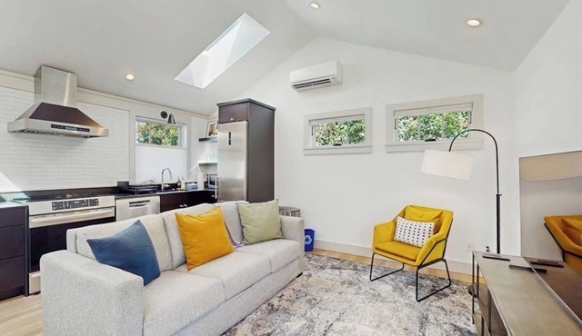 Light-filled house with private deck, fast downtown access, free street parking