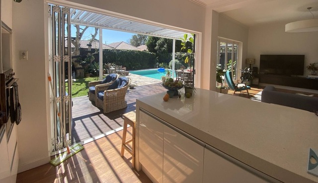 Light filled large home. 8mins drive to popular Eastern Suburbs beach