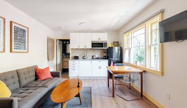 Light-filled Spacious Studio and Gardens