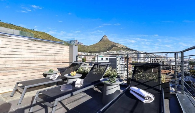 Light Filled Studio With Mountain Views
