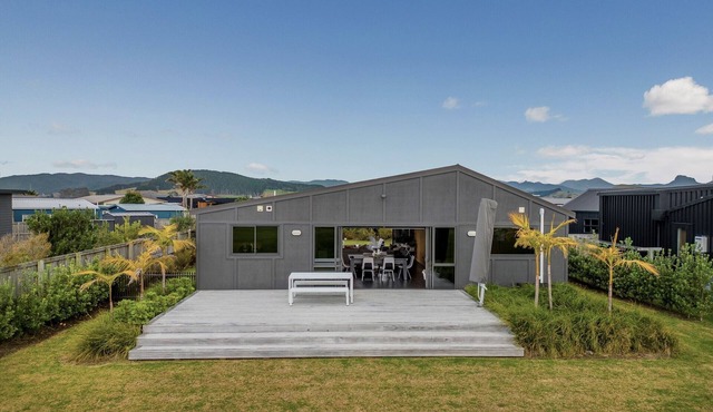 Light-filled Sun House - Matarangi Holiday Home
