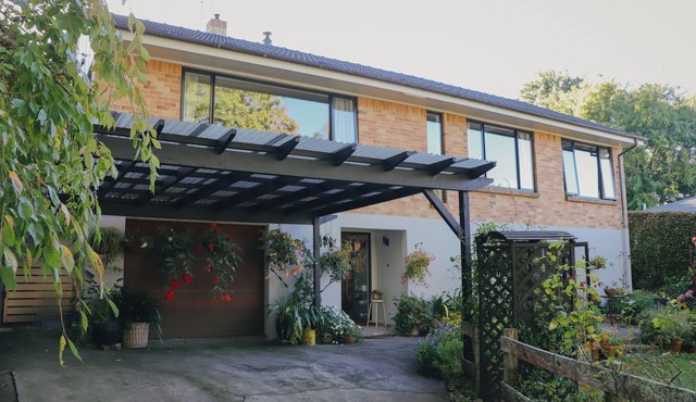 Light filled upstairs home minutes from central Hamilton