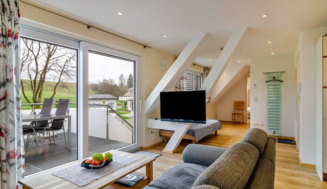 Light-Flooded Holiday Apartment “Haus Eiche” close to Lake Constance with Wi-Fi, Balcony & Garden; Parking Available