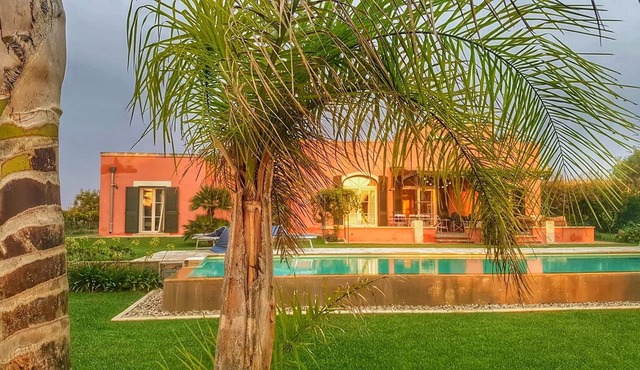 Light flooded Poolvilla embedded in vineyards