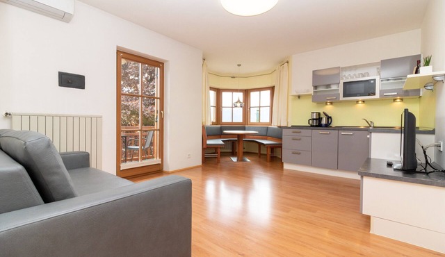 Light-Flooded "Stompferhof Erkerwohnung" in Caldaro with Shared Pool, Balcony & Garden
