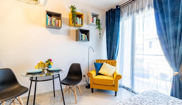 Light House - Seafront cosy studio with library