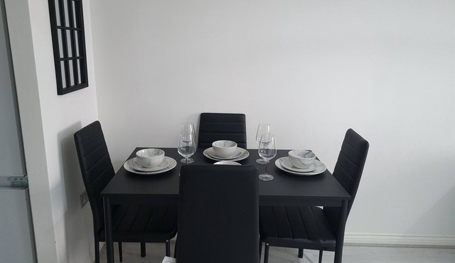 Light, spacious 2 bed apartment nr Heathrow airport