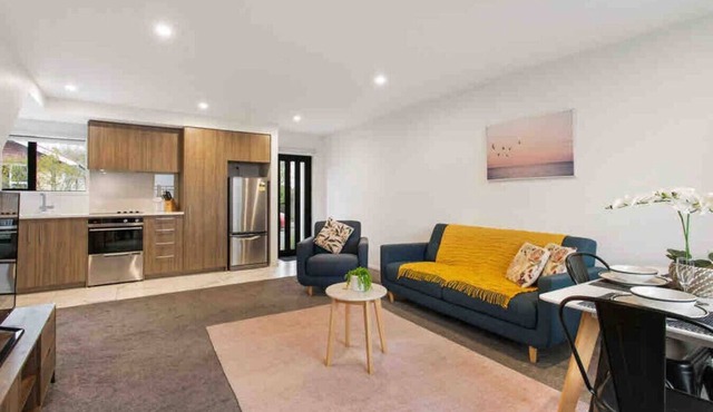 Light & Spacious 2Bdrm Townhouse Off Street Park