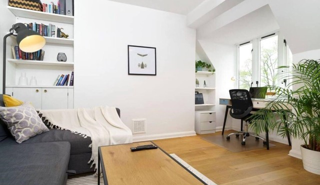 Light Spacious Apartment in Victoria Park Village